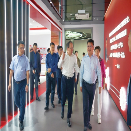 山西省政協(xié)副主席李曉波率“培育壯大智能產(chǎn)業(yè)，加快推動智能化發(fā)展”調研組參觀考察泰隆集團